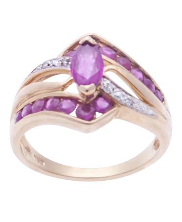 Ring aus 18K Gelbgold, besetzt mit Rubinen und Diamanten, erhältlich bei virtu luxury