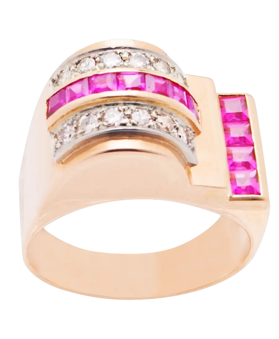 La bague TANK CIRCA 1940 en or rose unie des diamants et des rubis pour une allure élégante.
