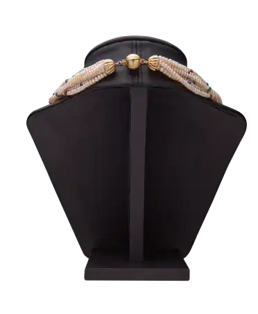 Collier de Perles avec Rubis Émeraudes et Saphirs. Disponible chez VIRTU LUXURY.