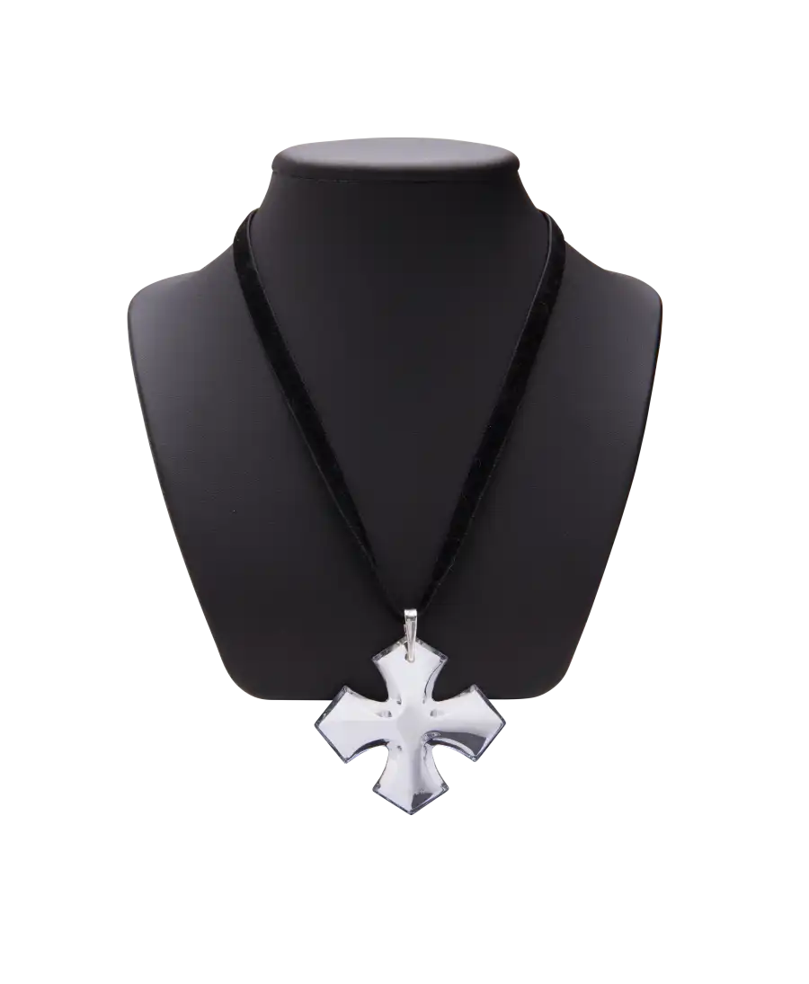Anhänger SCHWARZER SAMTKREUZ der Luxusmarke BACCARAT. Erhältlich bei VIRTU LUXURY. Anhänger SCHWARZER SAMTKREUZ der Luxusmarke BACCARAT. Erhältlich bei VIRTU LUXURY.