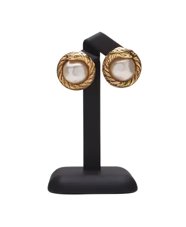 Perlenohrring Entwined des Luxuslabels Chanel. Erhältlich bei VIRTU LUXURY.