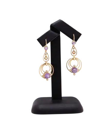 Amethyst-Wirbel-Ohrringe mit Perlen. Erhältlich bei VIRTU LUXURY.
