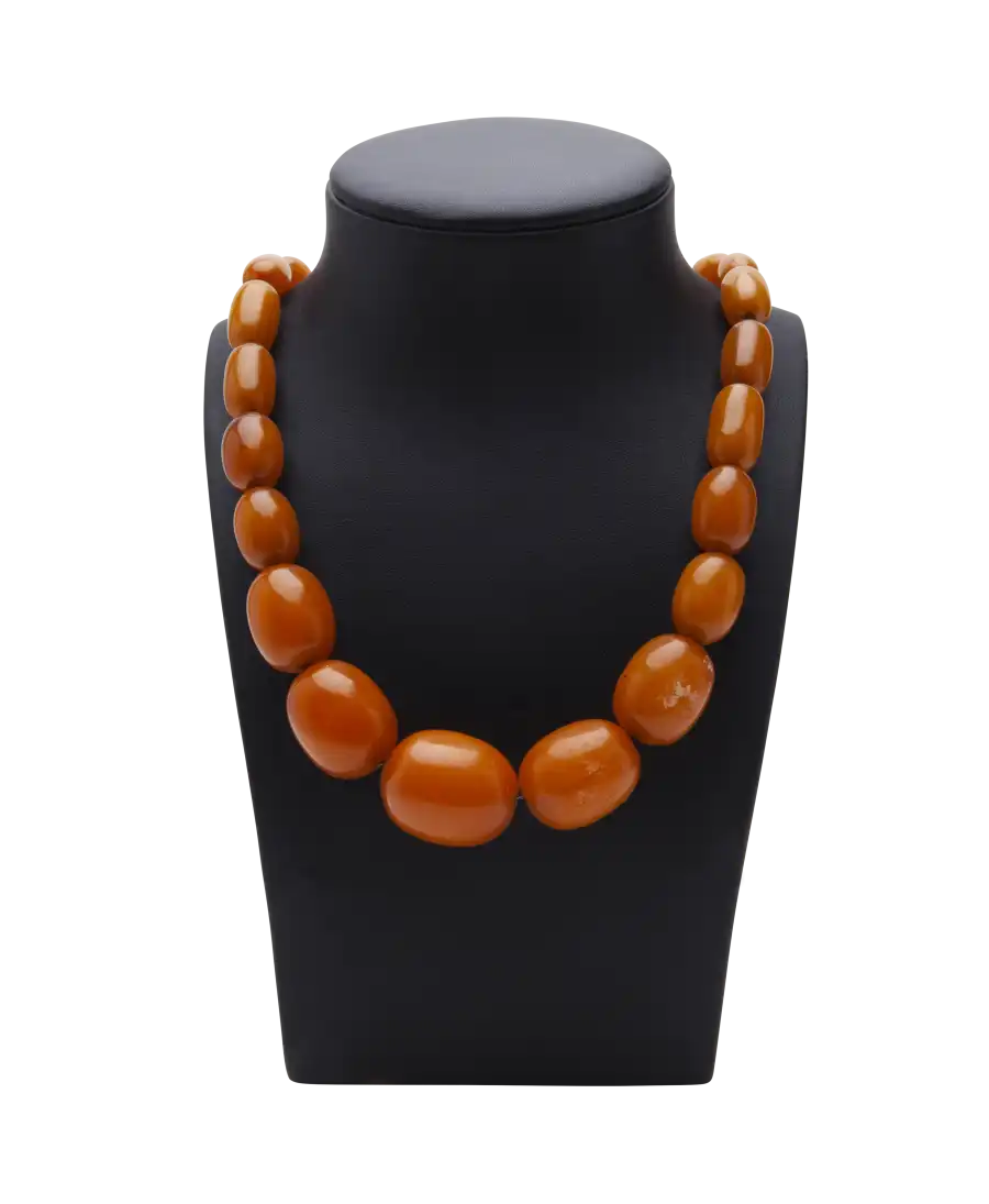 Nicht-transluzentes orangefarbenes Bernstein-Collier. Erhältlich bei VIRTU LUXURY. Nicht-transluzentes orangefarbenes Bernstein-Collier. Erhältlich bei VIRTU LUXURY.