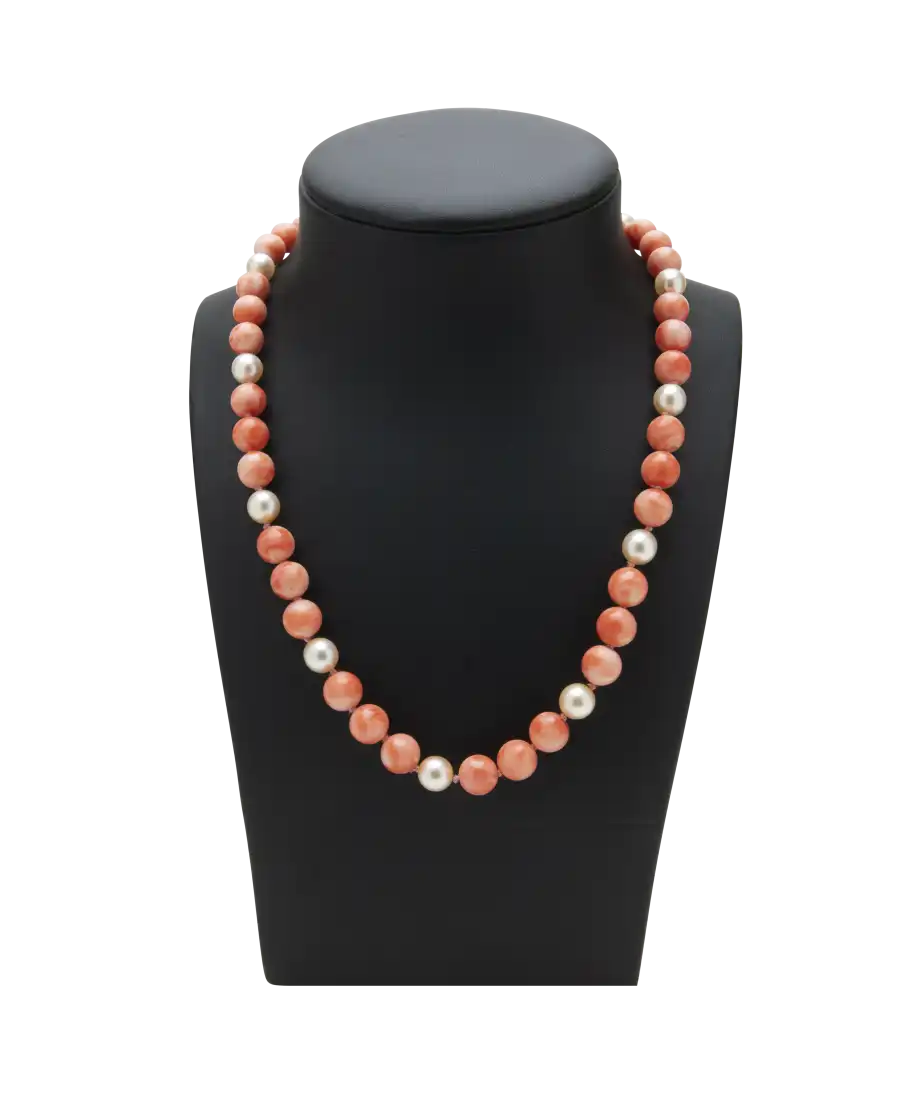 KORALLENPERLEN-Collier mit 18 Karat Gelbgold-Verschluss. Erhältlich bei VIRTU LUXURY.