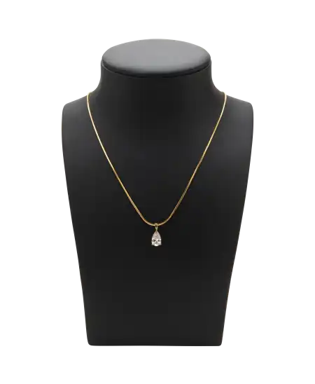 Collier DIAMANT EN POIRE avec un Diamant solitaire. Disponible chez VIRTU LUXURY.